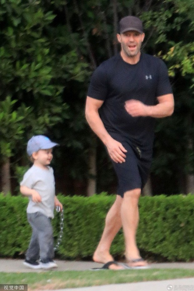 Actor Jason Statham made fans laugh and fell off his chair because of the way he took his son to go out - Photo 1.