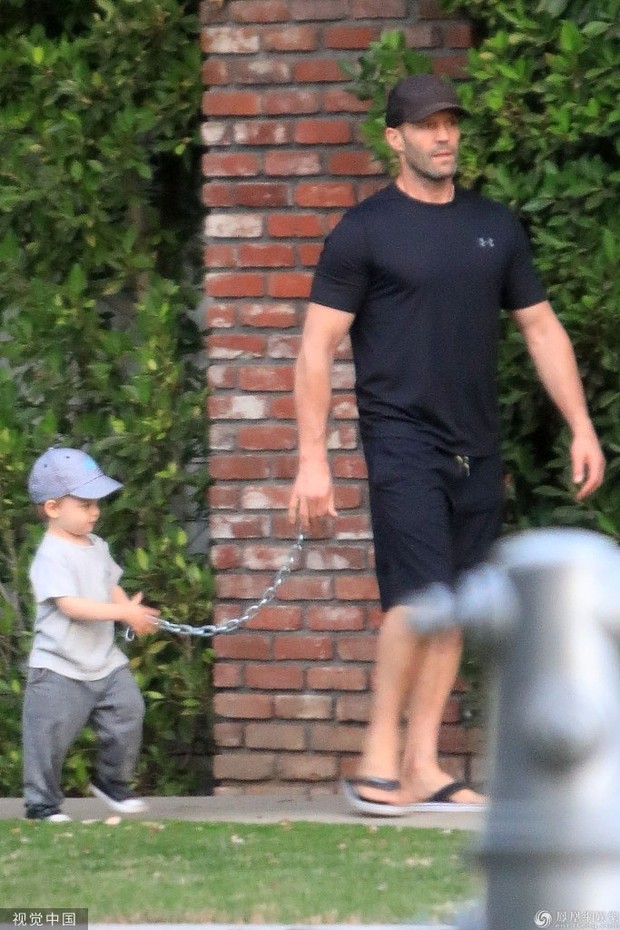 Actor Jason Statham made fans laugh and fell off his chair because of the way he took his son to go out - Photo 5.