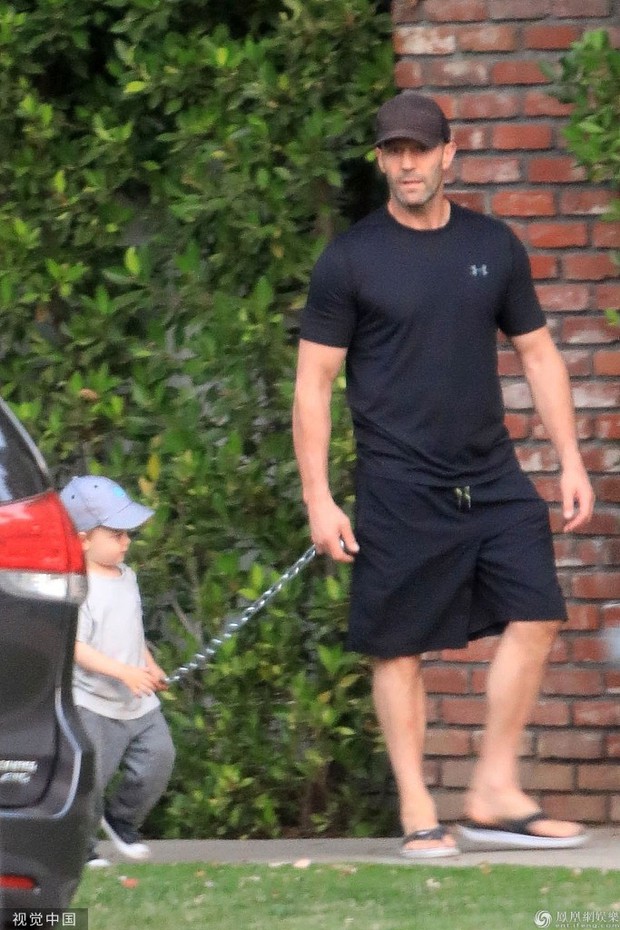 Actor Jason Statham made fans laugh and fell off his chair because of the way he took his son to go out - Photo 3.