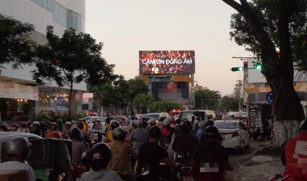 Đen Vâu chính là nghệ sĩ nịnh fan khéo nhất Việt Nam: chịu chi mua bảng billboard Cảm Ơn Đồng Âm khắp 3 miền, vừa ngầu vừa dễ thương! - Ảnh 1.