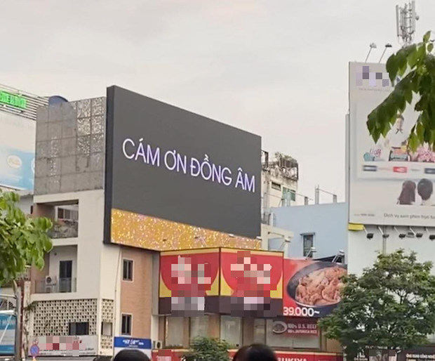 Đen Vâu chính là nghệ sĩ nịnh fan khéo nhất Việt Nam: chịu chi mua bảng billboard Cảm Ơn Đồng Âm khắp 3 miền, vừa ngầu vừa dễ thương! - Ảnh 2.