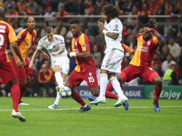 Thủ môn thảm họa bỗng hóa người nhện, Real Madrid lần đầu hưởng niềm vui chiến thắng tại Champions League mùa này - Ảnh 5.