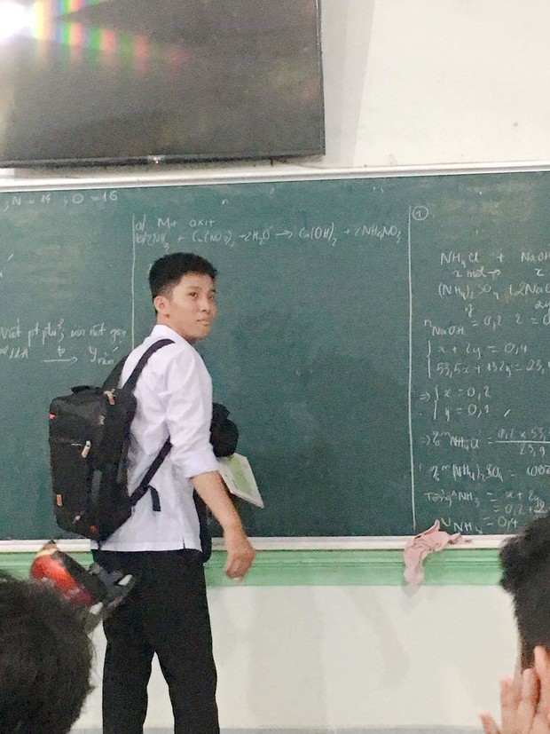 Hay “cà khịa” giấu giày dép của các bạn trong lớp, nam sinh phải làm cách này mỗi khi lên bảng để đồ đạc không bị thất lạc - Ảnh 2.