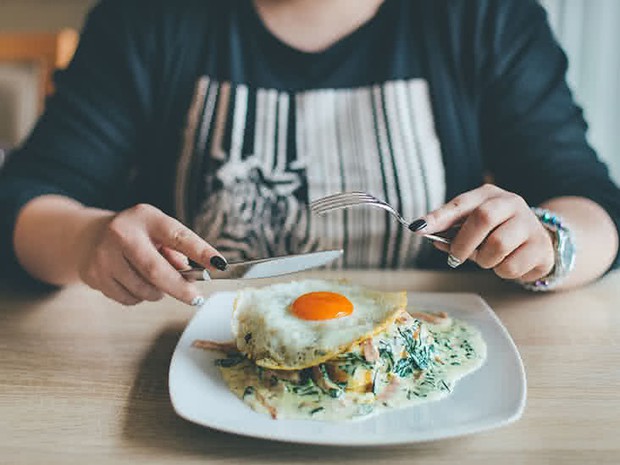Khổ sở vì tóc đầy gàu khi vào mùa hanh khô thì hãy bỏ túi ngay một rổ tips sau đây để trị gàu dứt điểm - Ảnh 2. Khổ sở vì tóc đầy gàu khi vào mùa hanh khô thì hãy bỏ túi ngay một rổ tips sau đây để trị gàu dứt điểm - Ảnh 2.