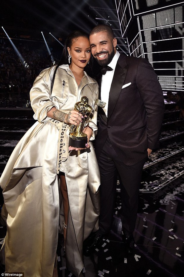 2 years after declaring that she was no longer friends and broke up, Rihanna suddenly made a move that surprised her ex-lover Drake - Photo 3.