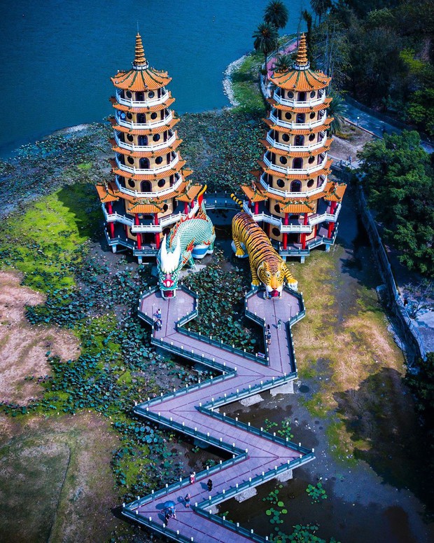 Ra đây mà xem ngôi chùa “rồng bay hổ múa” có thật ở Đài Loan, nhìn hình check-in trên Instagram mà choáng ngợp - Ảnh 1.