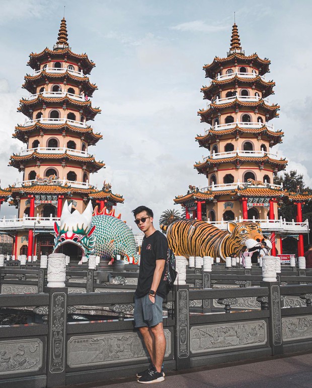 Ra đây mà xem ngôi chùa “rồng bay hổ múa” có thật ở Đài Loan, nhìn hình check-in trên Instagram mà choáng ngợp - Ảnh 2.