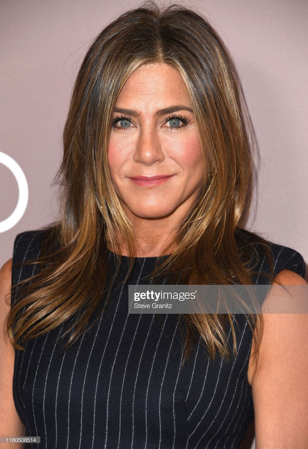 Làm thế nào để 50 tuổi vẫn trẻ trung rạng ngời được như Jennifer Aniston? Bạn chỉ cần học 4 tips làm đẹp này của cô mà thôi -  Ảnh 1.