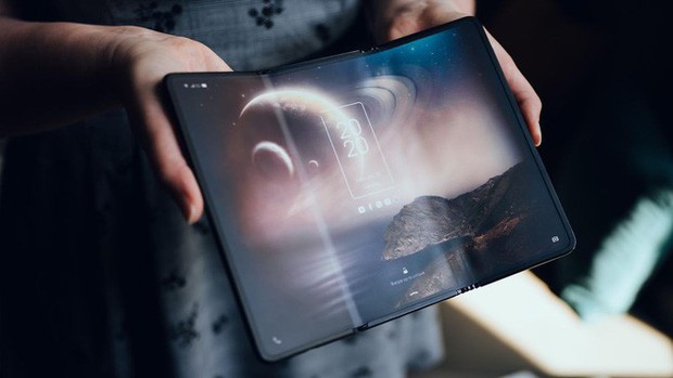 Chiêm ngưỡng smartphone gập 3 màn hình gập dị nhất thế giới, bóng bẩy hơn cả Galaxy Fold - Ảnh 1.