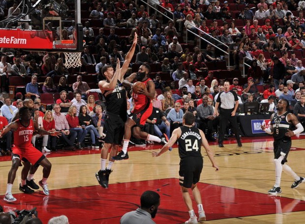 NBA 19-20: Giannis Antetokounmpo chứng tỏ đẳng cấp MVP, Milwaukee Bucks chế ngự Houston Rockets - Ảnh 3.
