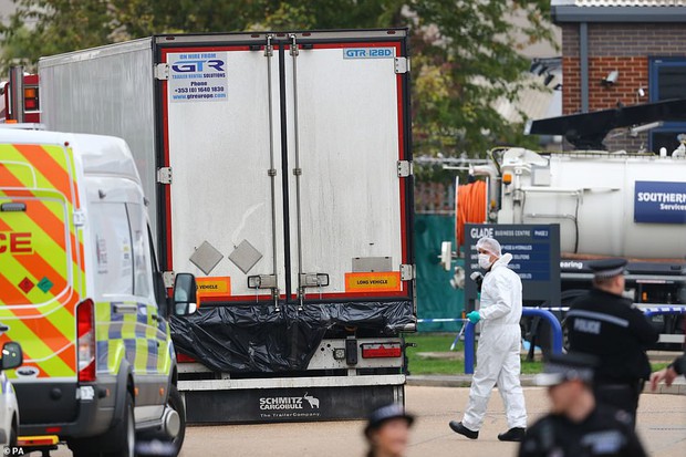 Phát hiện những dấu tay máu tuyệt vọng, nạn nhân không mặc quần áo trong vụ 39 thi thể trong container ở Anh - Ảnh 2.