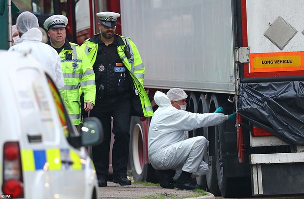 Phát hiện những dấu tay máu tuyệt vọng, nạn nhân không mặc quần áo trong vụ 39 thi thể trong container ở Anh - Ảnh 1.