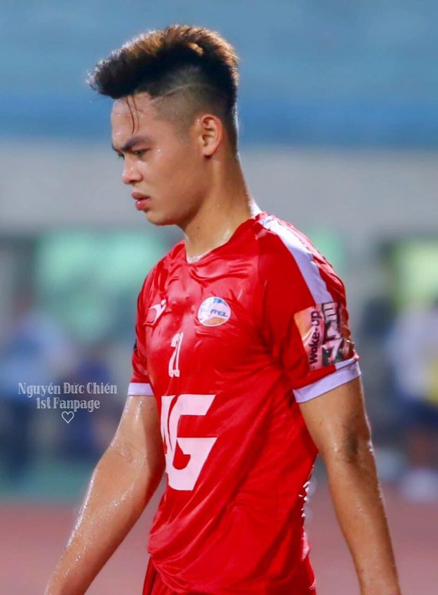 Top 5 ngôi sao đẹp trai mới nổi ở V.League: Người thay thế Đặng Văn Lâm, người được ví hay hơn cả Phan Văn Đức - Ảnh 10.