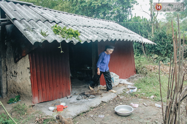 Hai mẹ con tâm thần sống như “thời tiền sử” trong túp lều cao 2m không có đường vào: “Thương nó lắm nhưng cũng đành chịu” - Ảnh 16.