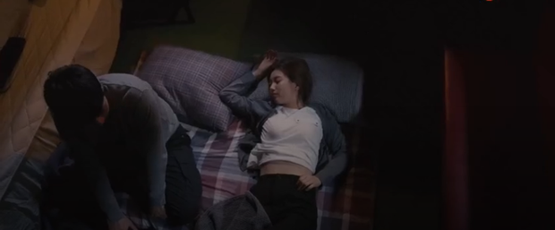 Đóng Vagabond xem Suzy lộ bản chất thật: Ngủ với trai vô tư tốc áo cho mát, ôm Lee Seung Gi hít hà ngủ ngon - Ảnh 6.