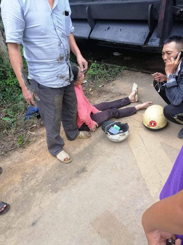 Xe máy chở 3 người bị tàu hỏa tông trúng, cháu bé 3 tuổi chui từ gầm tàu hỏa thoát chết thần kỳ - Ảnh 2. Xe máy chở 3 người bị tàu hỏa tông trúng, cháu bé 3 tuổi chui từ gầm tàu hỏa thoát chết thần kỳ - Ảnh 2.
