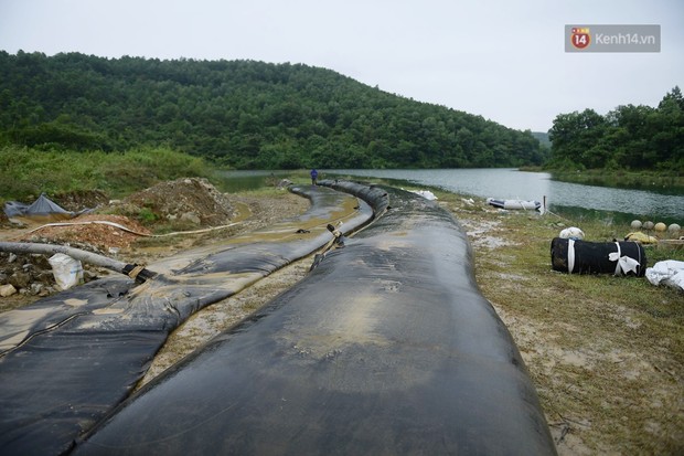Flycam: Cận cảnh nạo vét bùn nhiễm dầu trong mương dẫn nước vào Nhà máy nước sạch Sông Đà - Ảnh 2.