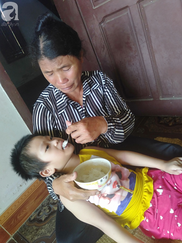 Bi kịch cha mẹ ly hôn vì sinh con tật nguyền, bé gái 5 tuổi bị bại não sống côi cút bên bà nội già yếu - Ảnh 6.