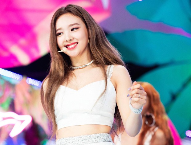 Những idol có khuôn mặt khó ở nhất Kpop: Nayeon và Jennie dính phốt chỉ vì liếc mắt, mỹ nam BTS tính cách khác hẳn - Ảnh 25.