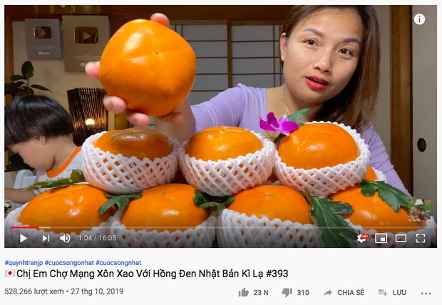 Ai ngờ trái hồng đen kỳ lạ trong vlog mới của Quỳnh Trần JP lại là loại quả dành cho giới thượng lưu Nhật Bản, giá cắt cổ mà vẫn hết hàng - Ảnh 1.