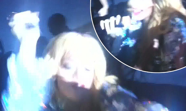 Hú hồn khi Taylor Swift, Miley Cyrus, Lana Del Rey và loạt sao thế giới cũng từng bị giật mic, chen ngang màn trình diễn trong ngỡ ngàng - Ảnh 4. Hú hồn khi Taylor Swift, Miley Cyrus, Lana Del Rey và loạt sao thế giới cũng từng bị giật mic, chen ngang màn trình diễn trong ngỡ ngàng - Ảnh 4.