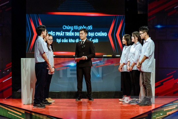 Chung kết cuộc thi debate hot nhất của học sinh hiện nay: “Tour du lịch mở tràn lan, phượt thủ đi đến đâu phá hoại đến đó” - Ảnh 1.