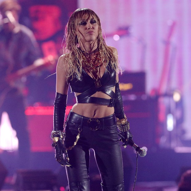 Hú hồn khi Taylor Swift, Miley Cyrus, Lana Del Rey và loạt sao thế giới cũng từng bị giật mic, chen ngang màn trình diễn trong ngỡ ngàng - Ảnh 2. Hú hồn khi Taylor Swift, Miley Cyrus, Lana Del Rey và loạt sao thế giới cũng từng bị giật mic, chen ngang màn trình diễn trong ngỡ ngàng - Ảnh 2.