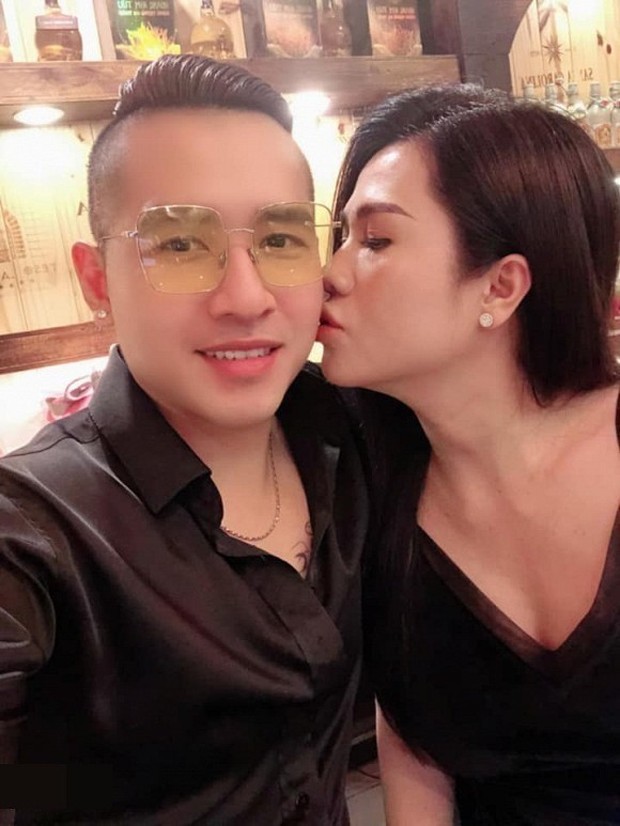 Chị gái Ngọc Trinh mở tiệc kỷ niệm một năm ngày cưới với chồng 2 nhưng nhan sắc bầu bí 8 tháng của cô mới là điều đáng bàn - Ảnh 4.
