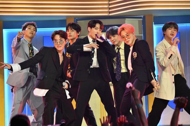 Boygroup tân binh bật khóc sau khi bị huỷ show vì tin đồn đồng tính, phẫn nộ hơn khi fan hô tên BTS để đuổi nhóm - Ảnh 3.