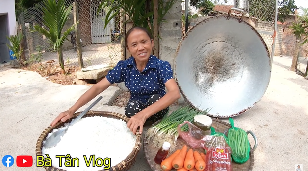 Để làm được chảo cơm rang siêu to khổng lồ như bà Tân nhất định phải đủ sức đảo cơm như đảo vữa, rắc gia vị như vãi đạn - Ảnh 1.