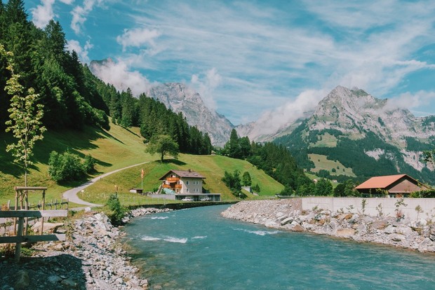 Giữa lúc khắp nơi ô nhiễm như thế này, mời bạn xem ngay bộ ảnh du lịch xanh mướt ở Thụy Sĩ để xoa dịu tâm hồn nhé! - Ảnh 4.
