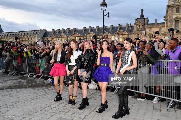 Lần đầu dự fashion week, Itzy đã bị chê kém sang vì diện đồ lạc quẻ, tạo dáng lố và cư xử bất lịch sự - Ảnh 1. Lần đầu dự fashion week, Itzy đã bị chê kém sang vì diện đồ lạc quẻ, tạo dáng lố và cư xử bất lịch sự - Ảnh 1.