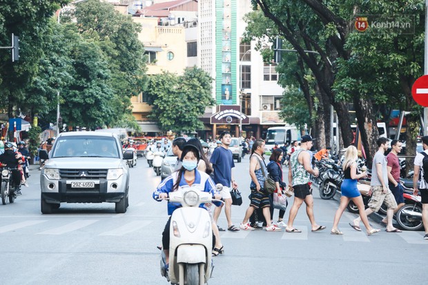Người Hà Nội nói gì trước đề xuất cấm phương tiện lưu thông quanh Hồ Hoàn Kiếm trong 1 tháng? - Ảnh 6.