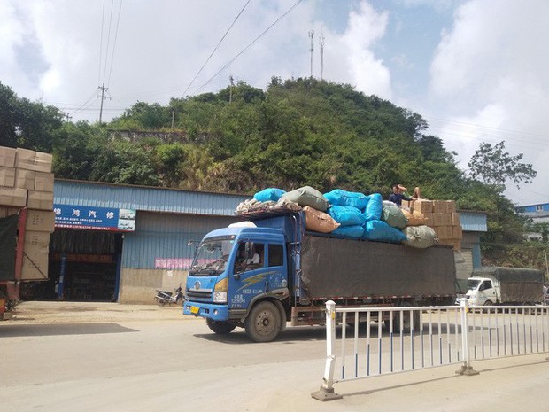  Tận thấy đường đi của hàng lậu “tuồn” từ Trung Quốc về Việt Nam - Ảnh 2.