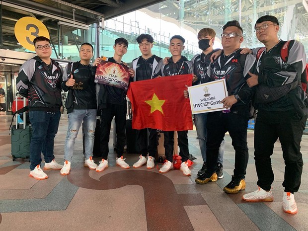 Sướng như nhà vô địch Liên Quân Việt Nam: Vừa xuống sân bay đã được fan Thái Lan chào đón nồng nhiệt, tặng quà hải sản - Ảnh 5.