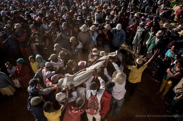 Halloween phiên bản Madagascar: Lễ hội ma kỳ dị bậc nhất thế giới, mang cả... xác chết ra ngoài trời cùng nhau nhảy múa - Ảnh 7.