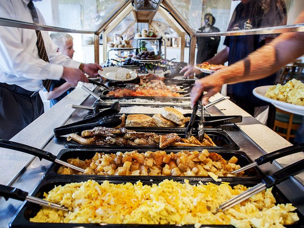 Tại sao các khách sạn thường phục vụ bữa sáng buffet miễn phí cho khách? Như vậy là họ lỗ hay lời? - Ảnh 2.