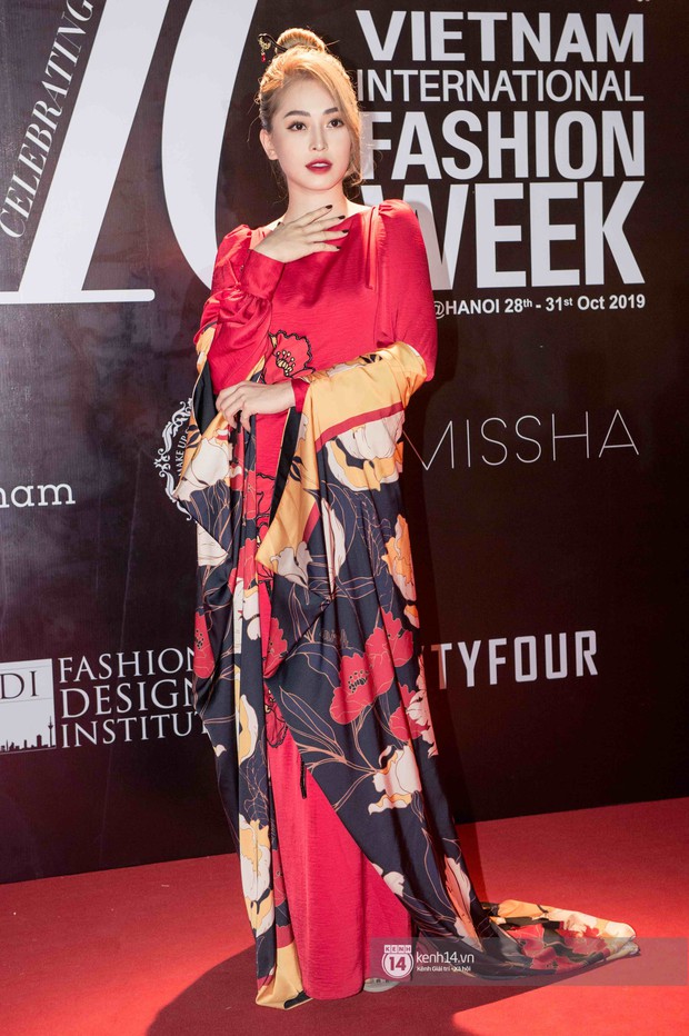 Thảm đỏ ngày cuối AVIFW: Á hậu Huyền My sexy lạ mắt trong khi Phương Nga lại kín đáo an toàn - Ảnh 2. Thảm đỏ ngày cuối AVIFW: Á hậu Huyền My sexy lạ mắt trong khi Phương Nga lại kín đáo an toàn - Ảnh 2.