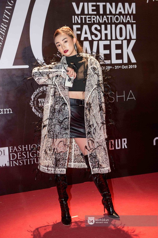 Thảm đỏ ngày cuối AVIFW: Á hậu Huyền My sexy lạ mắt trong khi Phương Nga lại kín đáo an toàn - Ảnh 4. Thảm đỏ ngày cuối AVIFW: Á hậu Huyền My sexy lạ mắt trong khi Phương Nga lại kín đáo an toàn - Ảnh 4.