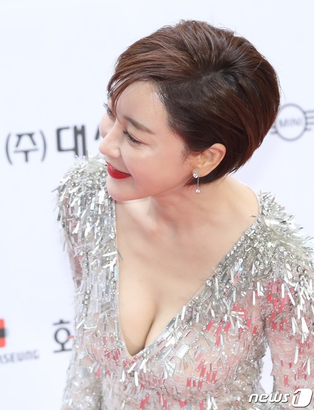 Thảm đỏ LHP Busan ngày 2: Yoona hóa nữ hoàng quyến rũ, đè bẹp dàn mỹ nhân U50 hở bạo khoe vòng 1 nhức mắt - Ảnh 10.