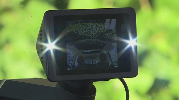 Biểu cảm khó đỡ của thanh niên trộm xe khi bị phát hiện đang bị camera ghi hình - Ảnh 1.