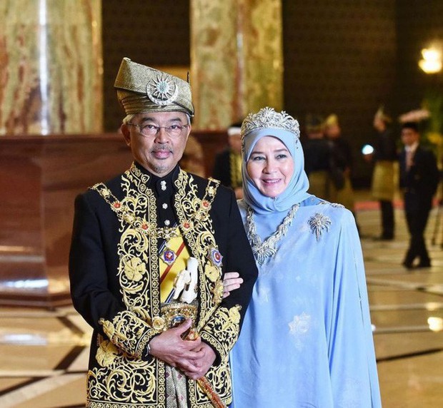 Hoàng hậu Malaysia gây sốt cộng đồng mạng với bức ảnh nghìn like về khoảnh khắc người chồng Quốc vương nhoài người định trao nụ hôn - Ảnh 2.