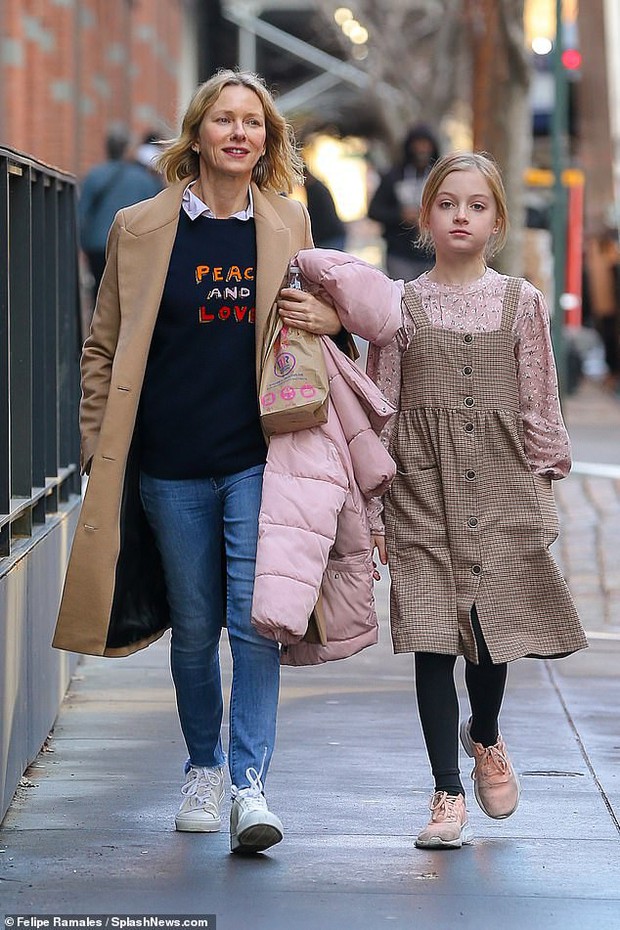 Từ bức ảnh “cho con sống theo thiên tính” của Angelina Jolie hay Naomi Watts: Câu chuyện dạy con ở Hollywood hay bài học của các ông bố bà mẹ thời hiện đại? - Ảnh 8.