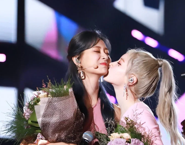 Hết ngậm nước đá, nay TWICE lại có màn hôn nhau tập thể ăn mừng chiến thắng trên Music Bank siêu dễ thương - Ảnh 7.