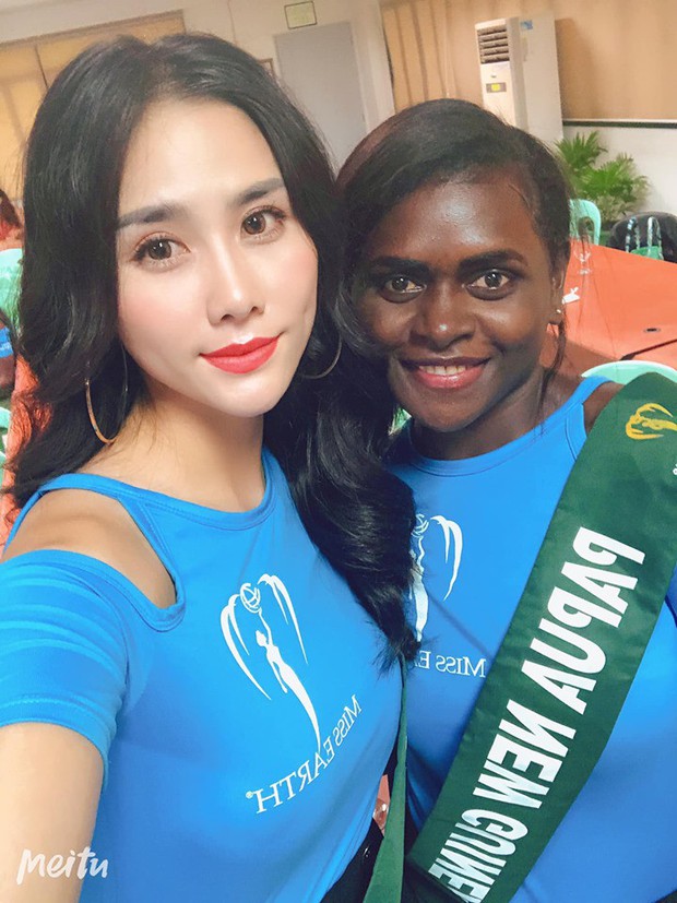 Đại diện Việt Nam ghi điểm với hành động đẹp tại Miss Earth: Cho thí sinh da màu không có trang phục mượn 2 bộ váy dạ hội! - Ảnh 1. Đại diện Việt Nam ghi điểm với hành động đẹp tại Miss Earth: Cho thí sinh da màu không có trang phục mượn 2 bộ váy dạ hội! - Ảnh 1.