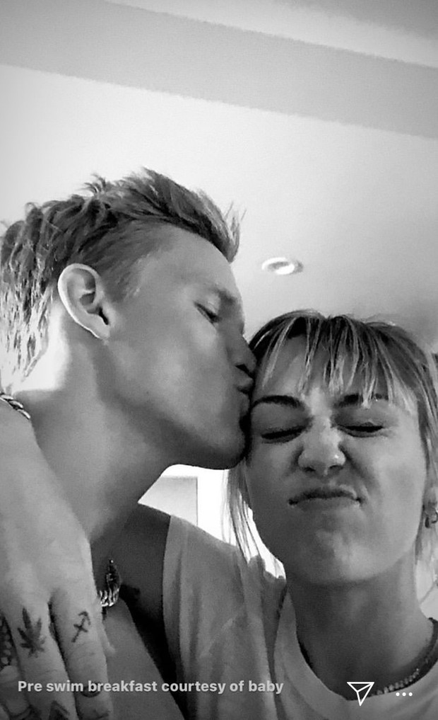 Miley Cyrus vừa lên tiếng, tình cũ Gigi Hadid đã đăng ngay ảnh hôn cực tình và còn gọi cô bạn là em yêu - Ảnh 1. Miley Cyrus vừa lên tiếng, tình cũ Gigi Hadid đã đăng ngay ảnh hôn cực tình và còn gọi cô bạn là em yêu - Ảnh 1.