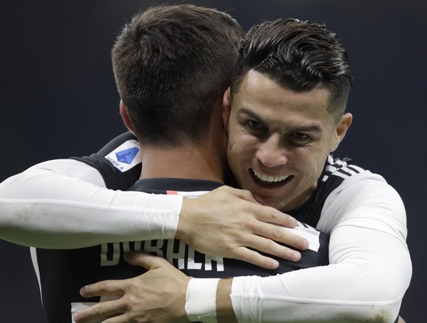 Khoảnh khắc sốc nặng: Ronaldo tình tứ, hôn trộm má anh chàng cầu thủ siêu đẹp trai trước vô số máy quay - Ảnh 3.