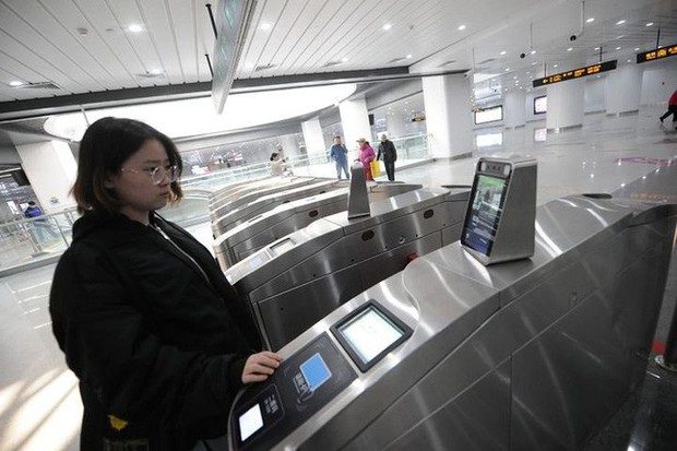 Người đi tàu điện ngầm ở Trung Quốc không cần dùng thẻ, chỉ đơn giản là lướt khuôn mặt là có thể đi vào ga - Ảnh 2.