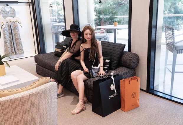 Làm Vlog kiểu rich kid Việt: Đi Las Vegas với mẹ mua sắm sương sương hết... hơn 2 tỷ 300 triệu, đồ hiệu không thiếu thứ gì - Ảnh 3. Làm Vlog kiểu rich kid Việt: Đi Las Vegas với mẹ mua sắm sương sương hết... hơn 2 tỷ 300 triệu, đồ hiệu không thiếu thứ gì - Ảnh 3.