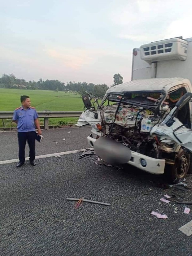 Xe tải vỡ nát khi tông đuôi xe tải khác trên cao tốc, 2 cha con tử vong thương tâm - Ảnh 1. Xe tải vỡ nát khi tông đuôi xe tải khác trên cao tốc, 2 cha con tử vong thương tâm - Ảnh 1.